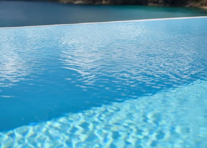 Walk With Pool And Hot Tub By Calypso Sunset Βίλα Καλό Λιβάδι